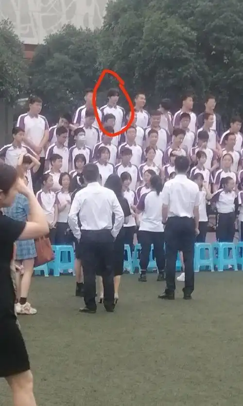 刘耀文昨日现身初中毕业照拍摄 小丸子即将痛失"最帅初中生"称号!