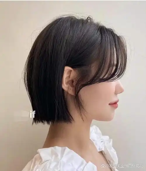 是一款不烫不染也能剪的好看的短发发型,自然的一刀切带点没扣的妹妹