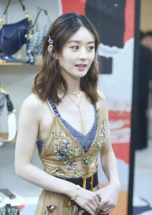 性感十足赵丽颖穿低胸吊带连衣裙现身