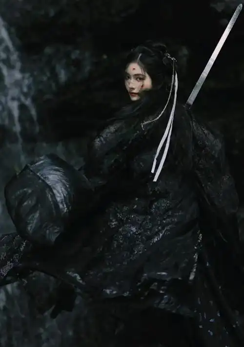 许佳琪七夕古风写真,一身黑衣冷艳霸气,战损妆又飒又美