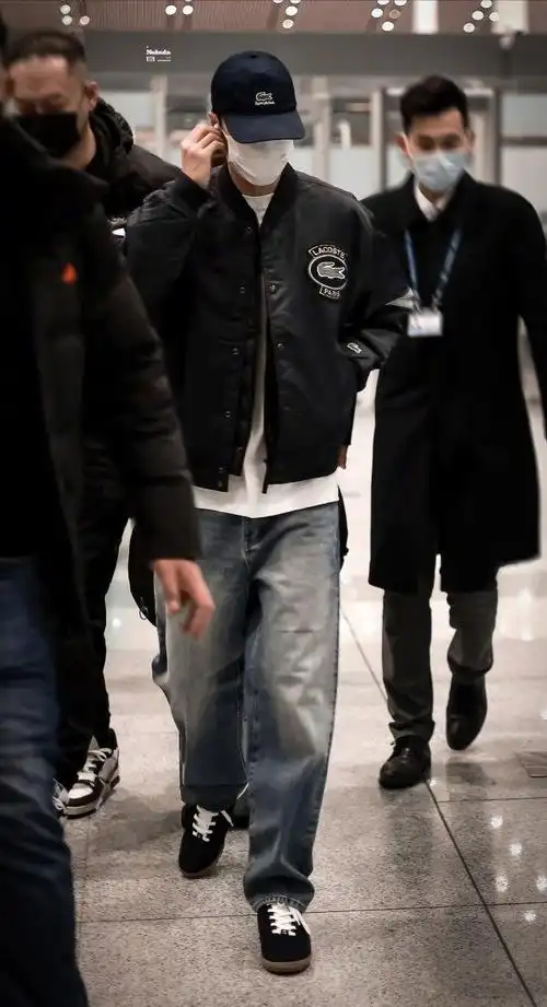 王一博身穿lacoste夹克外套,头戴棒球帽00,搭配牛仔裤和chanel运动