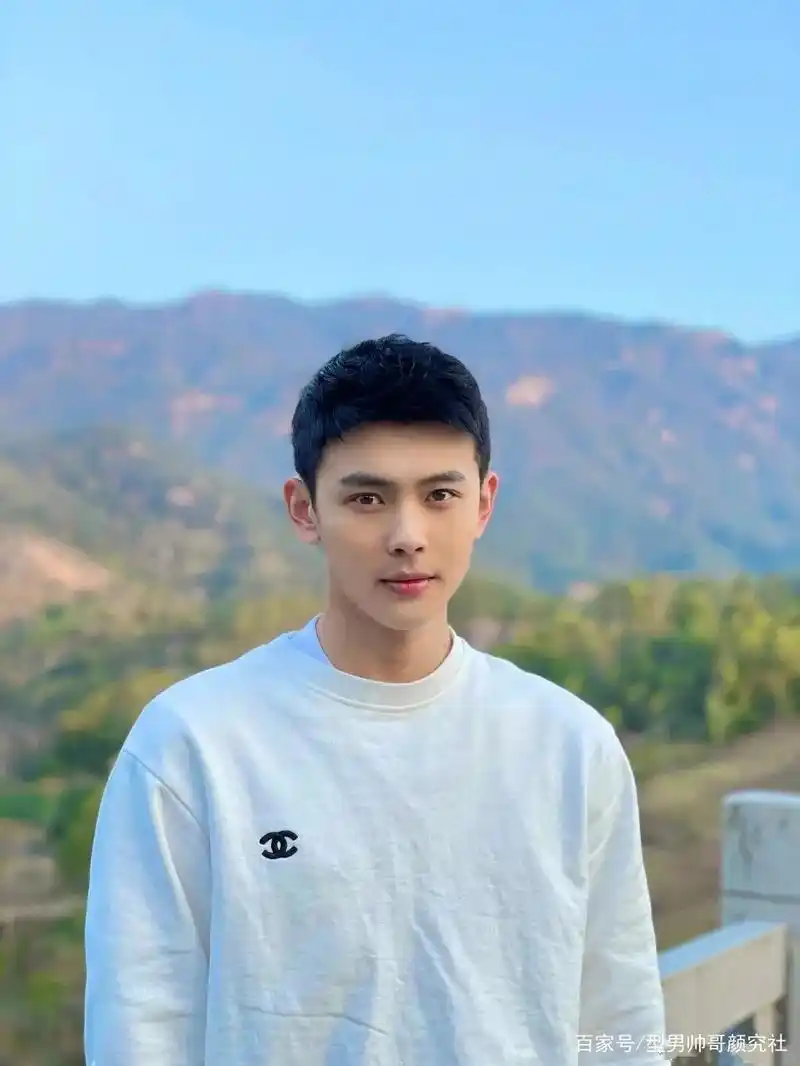 00后帅气清秀的东北小哥哥,自拍照比正装衬衫还好看!