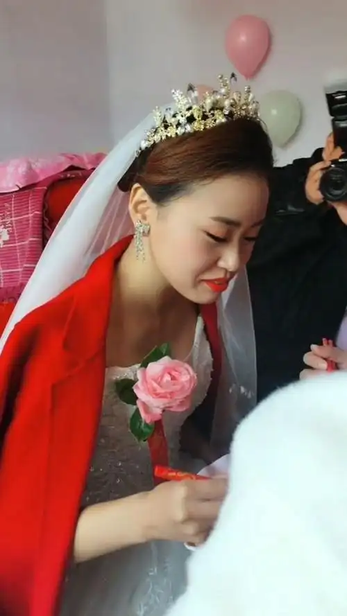 这个新娘子笑的好甜啊,你笑起来的样子真的很好看