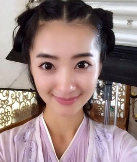 四:杨幂的替身卓亨瑜,在《三生三世十里桃花》里面替了一个背影,侧面