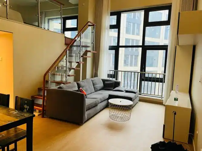 上城区彭埠地铁口东亚新干线loft两室一厅