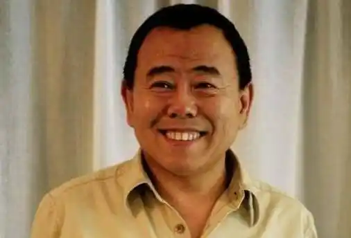 潘长江父女30年前合影,潘阳含笑颜值出众,潘长江眉清目秀好帅气_喜剧