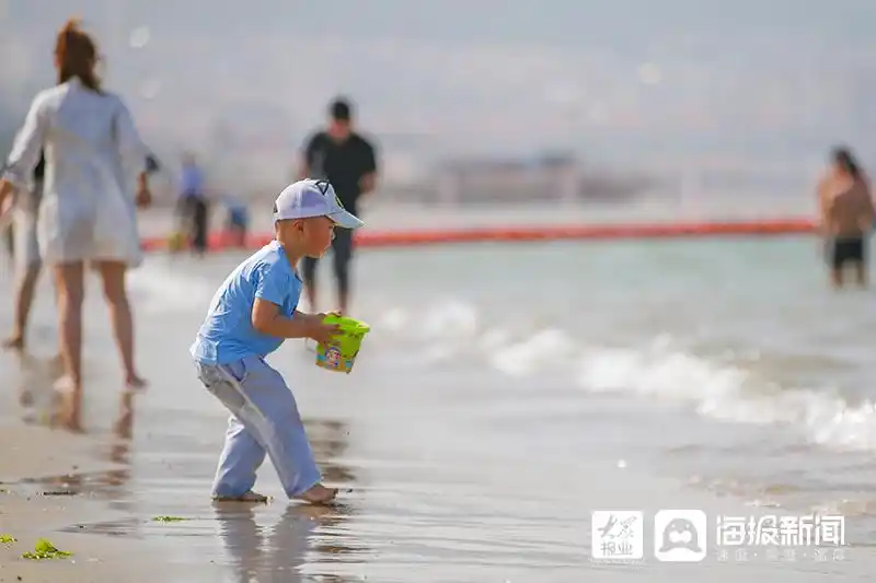 烟台迎来高温天气 市民海边戏水纳凉