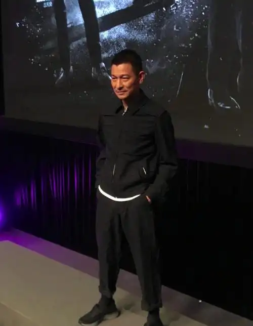 58岁刘德华为新戏宣传身材消瘦变沧桑蓄起小胡子帅气十足