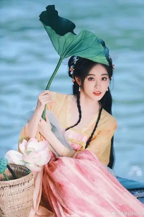 祝绪丹夏天最后一组古风照#祝绪丹最新古风写真大片手拿荷叶,撑伞