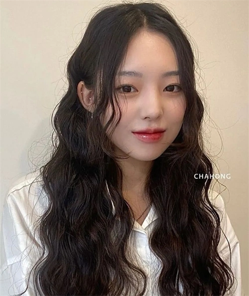 少发量女生适合的烫发,长发蛋糕卷发型,俏皮慵懒迷人.