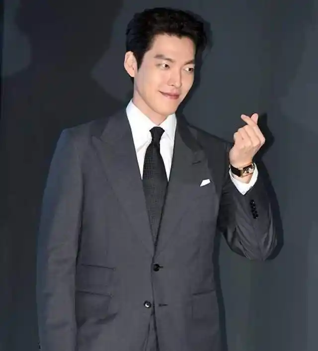 31岁金宇彬罕公开亮相,身体恢复西装秀身材,满脸笑容状态好_腾讯新闻