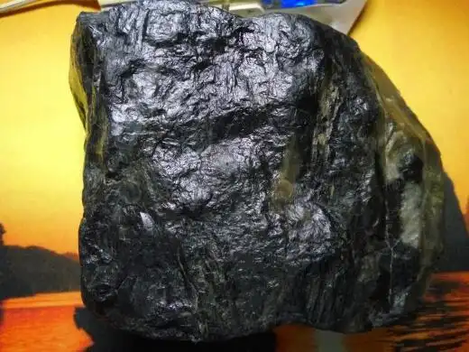 黑钻石原石图片