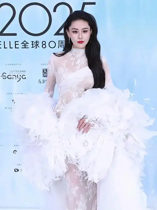 张馨予白色蕾丝羽毛长裙,若隐若现大长腿,气场全开
