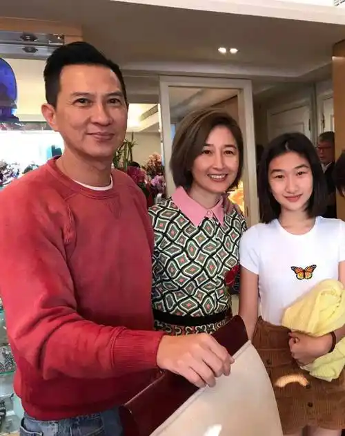 冻龄复出获赞逆生长,前tvb花旦当红之际息影,全力支持老公出头_关咏荷