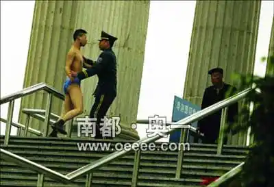 年轻男子在深圳世界之窗裸奔 自称求职受挫(图)