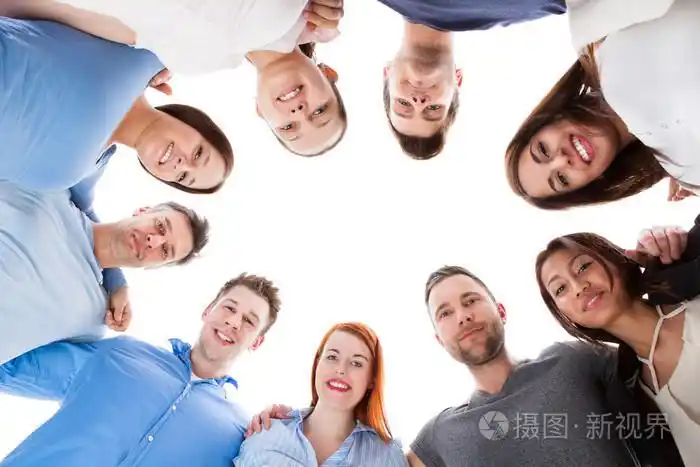 不同群体的人们站在一起