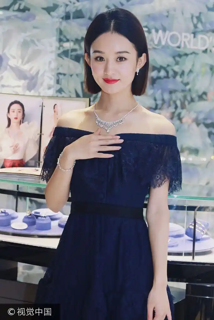 组图:赵丽颖蓝裙秀雪白香肩明艳动人 红唇短发告别甜美显女王范