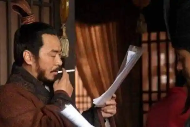 新《三国》幕后花絮大佬抽烟照: 周瑜鲁肃猥琐, 诸葛亮仙气