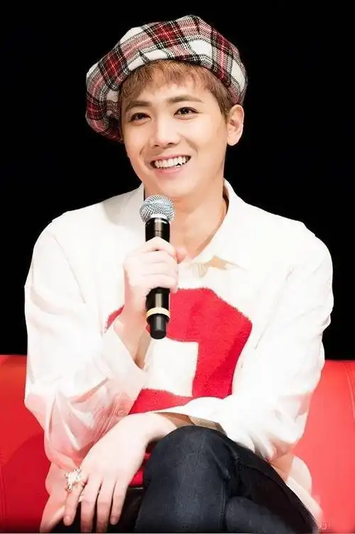 p>李洪基(         ),1990年3月2日出生于韩国京畿道城南市盆唐区