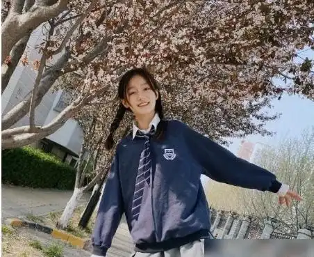 赵薇的女儿纪姿含穿搭学院风服装亮相少女感爆棚