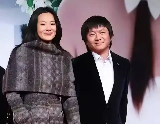 咏梅与老公罕见同框,咏梅气质超然脱俗,老公满眼都是爱意_自带_身材