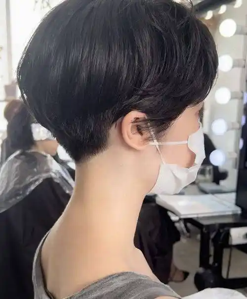 2024女士推边短发:时尚与个性的完美结合_发型_女性_气质