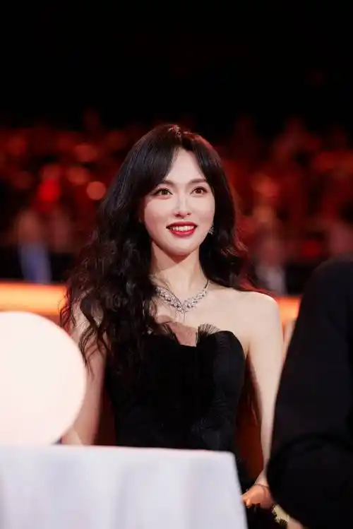 国际女星尽显风情万种,却黯然失色于40岁的唐嫣!_年龄_女人_光芒