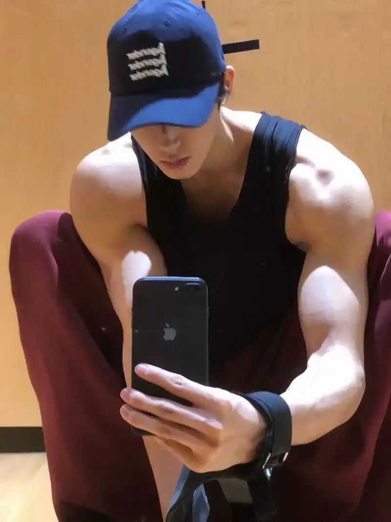 戴00or不带.#健身 #对镜拍 #男高 - 抖音