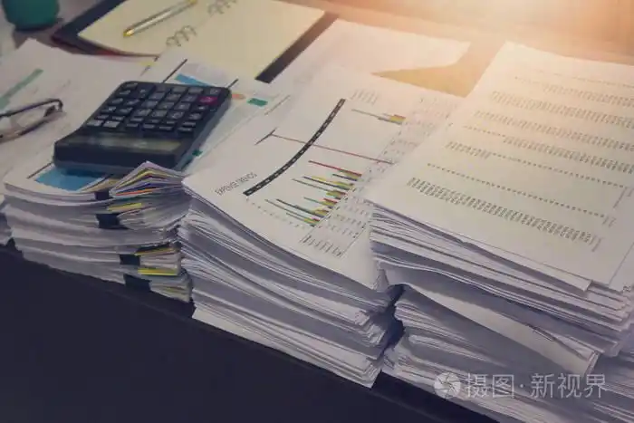 经营理念未完成的文件在办公室桌上堆堆的商务用纸