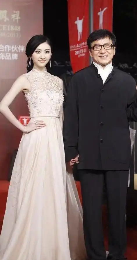 考古到了一些成龙大哥和景甜的合照91希望两位有机会能够再次合作