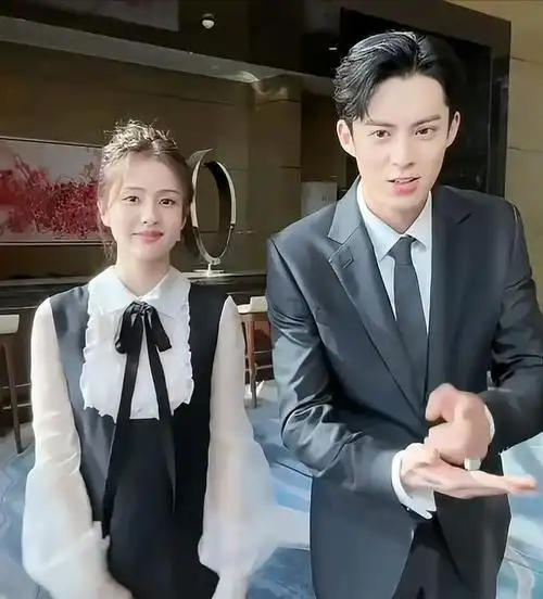 搞笑男女拍深情偶像剧王鹤棣白鹿路透超甜两人吻戏令人陶醉