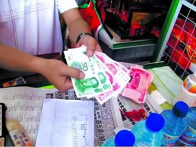 江西男子在银行取出假钞,银行不认,男子以其人之道还治其人之身|柜员|