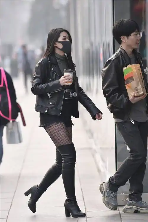 黑色网袜搭配黑色真皮过膝长靴,8厘米的粗跟设计,皮夹克也很酷_美女
