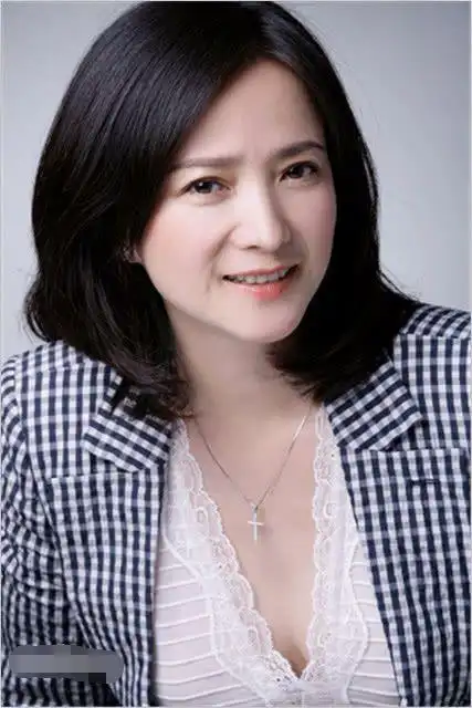 在事业成功之后,他也结婚了,第一任妻子叫黄建萍,当年两人是一个剧场