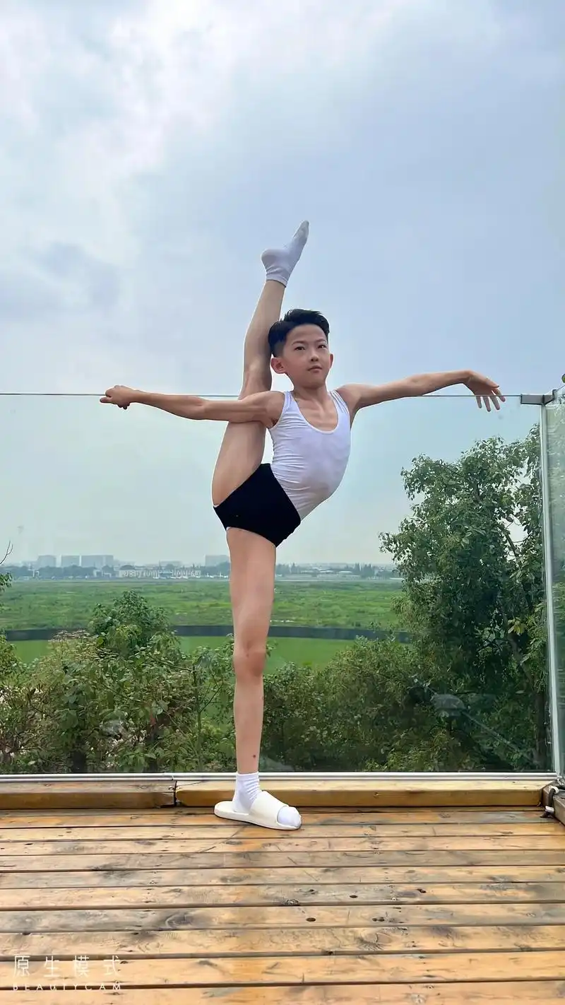 一瓶苏打水的诱惑也是拼了#我的芭蕾男孩#舞蹈生上课基地打卡 - 抖音