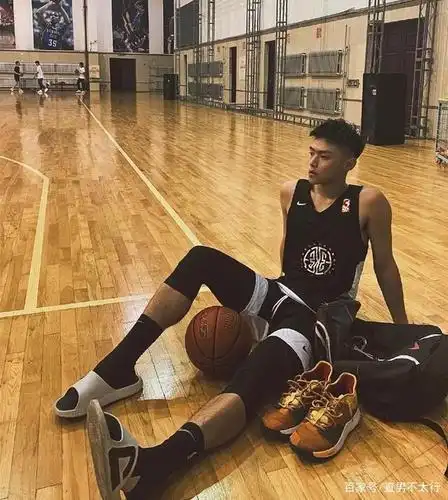 吉林农业大学的一枚在读体育生,01出生的他拥有185cm的身高名字叫黄