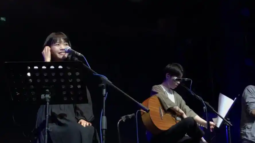 房东的猫秋酿现场小黑微笑的瞬间感觉恋爱了