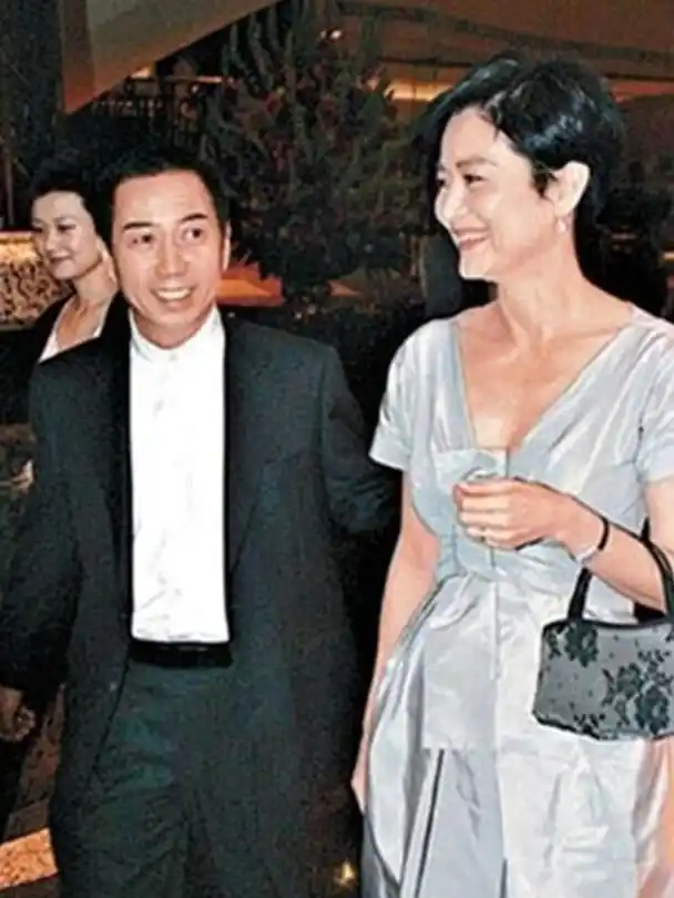 林青霞带着17岁的小女儿邢言爱逛街,林青霞穿了一件白色衬衫戴了一个