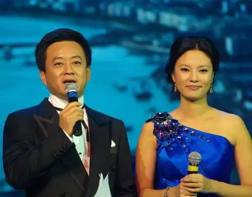 同是朱军搭档,朱迅家庭幸福美满,而42岁的她却已不幸丧夫?