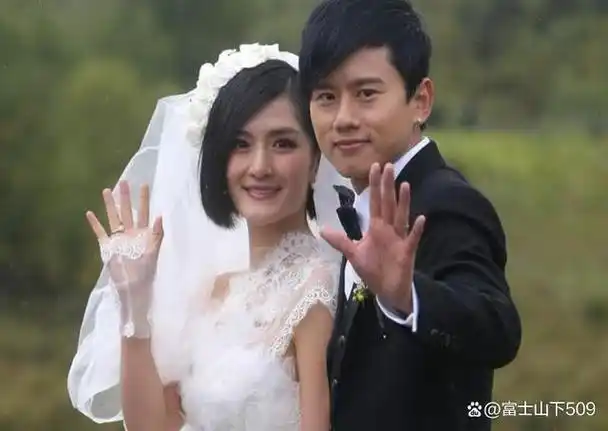 张杰谢娜牵手带三女儿游玩迪士尼!十指紧扣如热恋情侣,羡慕了