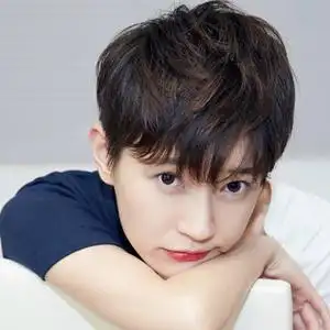 斜刘海超短发女