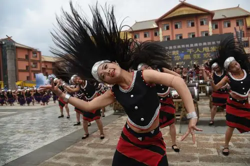 4月30日,云南沧源举行摸你黑狂欢节,图为节日上的佤族甩发舞表演.