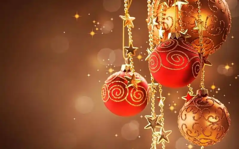 闪闪发光的圣诞球图片壁纸