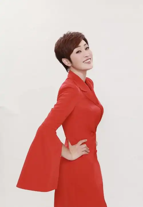 陈法蓉越老越有韵味,穿绿色v领礼服端庄稳重,高挑时髦真贵气_凯迪网