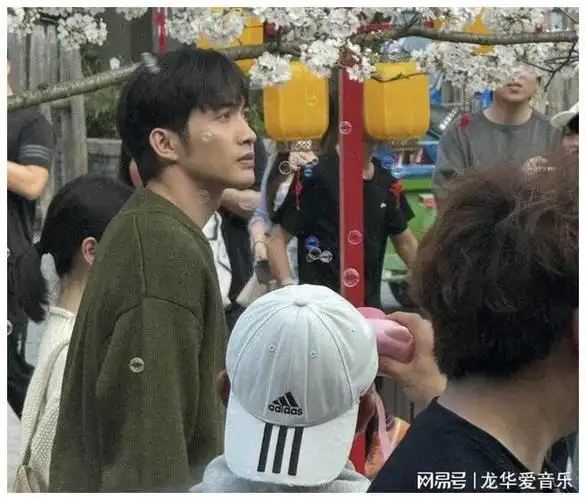 张彬彬新剧拍摄现场,状态不佳,颜值下滑,还曾被女主粉丝嫌弃|杨幂