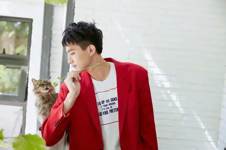 朱信宗曝新写真诠释最适合亚洲脸的红西装