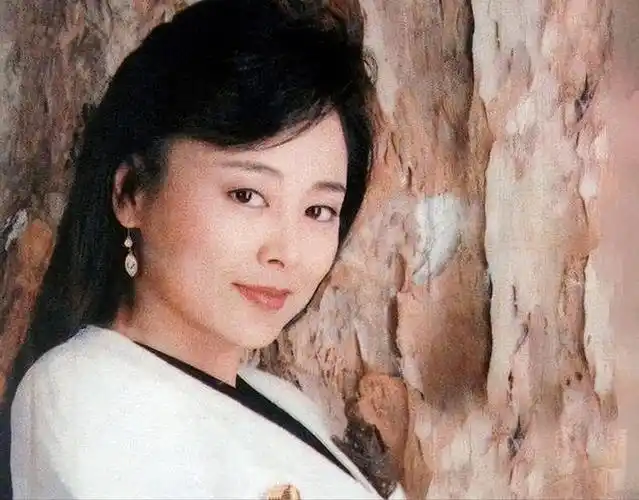 看到67岁赵静老年期打扮才明白女人直面衰老比刻意扮嫩更美