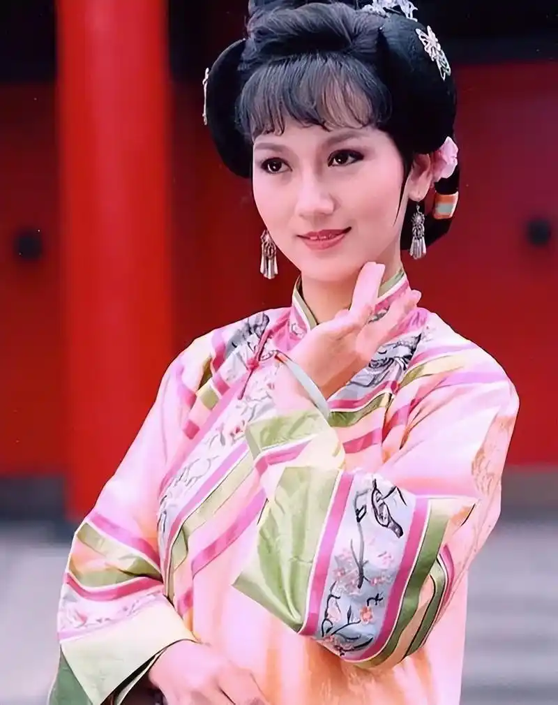 汪明荃,都说她不如赵雅芝漂亮,那是你没见过她年轻时候