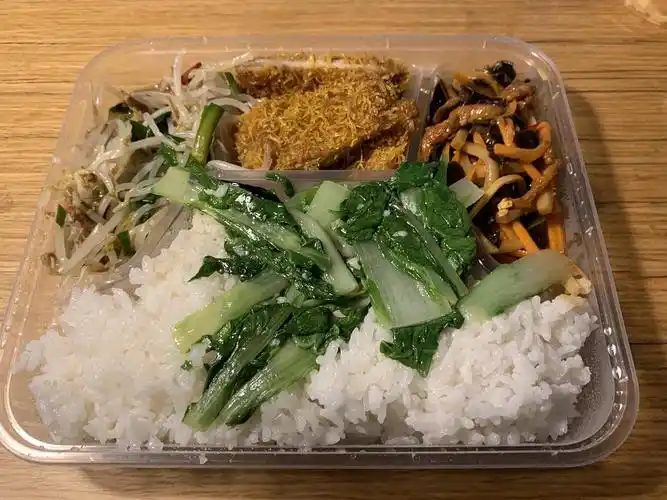 疫情期间单位食堂只提供盒饭,10元一份,我已经坚.