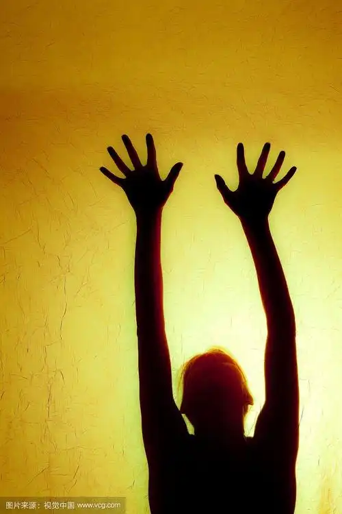 一个女人伸手的剪影